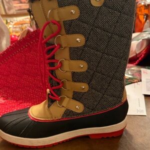 Stylish Women's Black and Tan Winter Boots